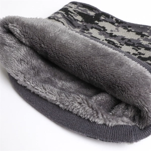 Gros plan d'un tour de cou d'hiver avec tricot camouflage et doublure en polaire grise