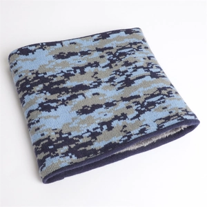 Gros plan du cache-cou d'hiver avec motif camouflage bleu et doublure en polaire douce
