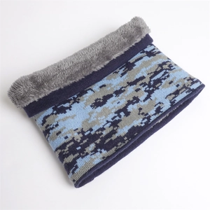 Détail du cache-col d'hiver avec tricot camouflage bleu et doublure en fausse fourrure