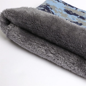 Détail du cache-col d'hiver avec tricot camouflage bleu et doublure épaisse en polaire grise