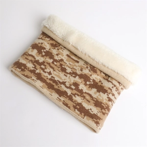 Détail macro du cache-cou d'hiver avec imprimé camouflage pixel et doublure polaire blanche