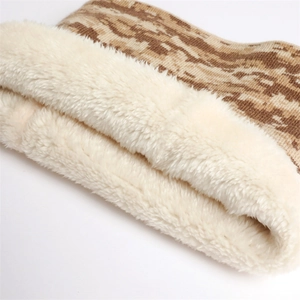 Détail du cache-col en tricot avec doublure épaisse en simili-laine de mouton