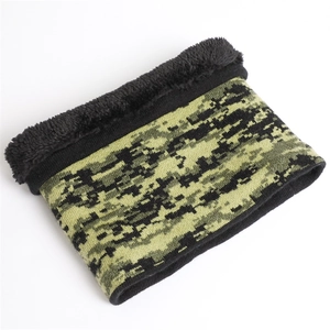 Gros plan du cache-cou camouflage avec doublure polaire noire épaisse pour l'hiver