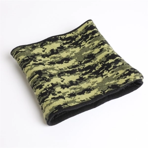 Gros plan sur le tour de cou en tricot camouflage numérique avec bordure noire