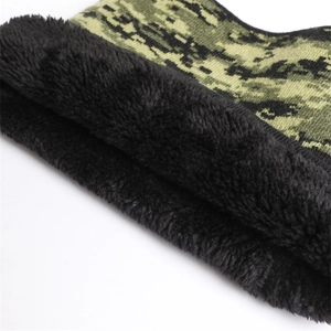 Détail d'un tour de cou camouflage d'hiver avec doublure épaisse en peluche noire et maille