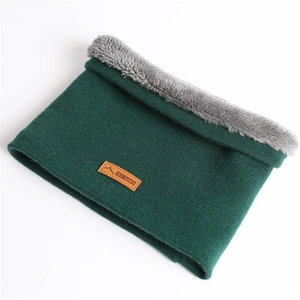 Détail d'un tour de cou en tricot vert foncé avec doublure en fausse fourrure grise
