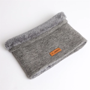Détail d'un tour de cou gris en tricot avec doublure polaire douce et écusson en cuir