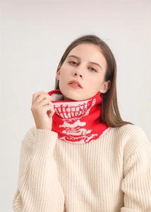 Dettaglio di uno scaldacollo in maglia rossa con teschio e calda fodera in pile