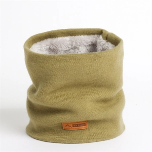 Gros plan du cache-col en tricot jaune moutarde avec doublure pelucheuse grise épaisse