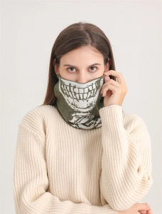 Dettaglio dello scaldacollo in maglia jacquard verde militare con teschio invernale