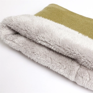 Gros plan détaillé sur le tricot vert olive et la doublure en polaire douce