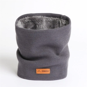 Détail de la doublure en peluche et de la maille sur ce tour de cou gris foncé
