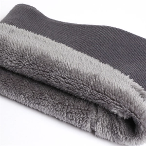 Gros plan d'un cache-cou en tricot gris foncé avec doublure en polaire épaisse et chaude