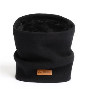 Gros plan sur un cache-col en maille noire avec doublure polaire et étiquette en cuir brun