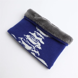 Dettaglio dello scaldacollo in maglia blu con motivo bianco e spessa fodera in ecopelliccia