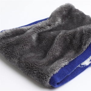 Dettaglio dello scaldacollo in maglia blu reale con spessa fodera in pile grigio