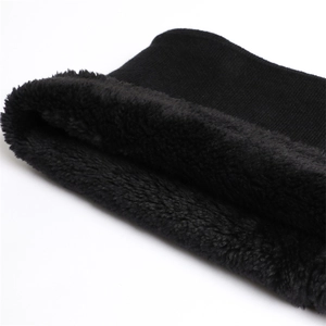 Gros plan d'une écharpe en tricot noir montrant la doublure thermique épaisse en polaire