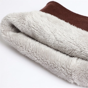 Détail du cache-col en tricot épais avec doublure en fausse fourrure douce d'hiver