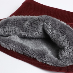 Gros plan du cache-col en tricot d'hiver avec doublure polaire grise épaisse en bordeaux
