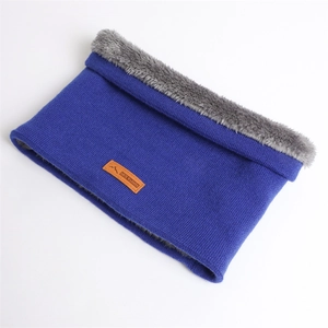 Détail du cache-col en tricot bleu roi avec doublure polaire grise et étiquette orange