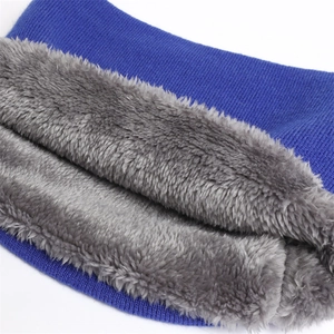Détail de maille bleu marine avec doublure en peluche grise épaisse thermique