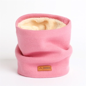Détail de tour de cou en tricot rose avec doublure polaire beige et étiquette en cuir
