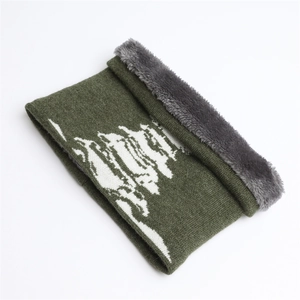 Dettaglio dello scaldacollo in maglia verde militare con motivi montani e fodera in ecopelliccia