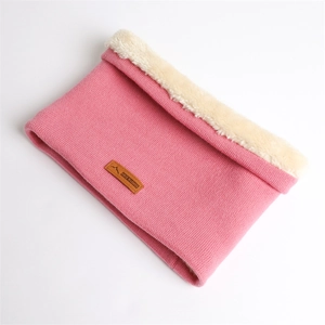 Cache-cou rose tricoté avec une doublure polaire crème douce et une étiquette cuir