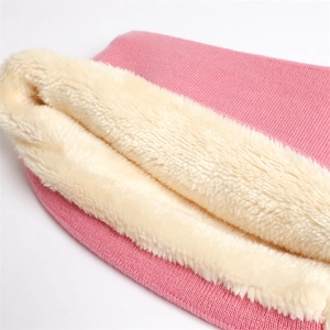 Gros plan d'une écharpe en tricot rose avec doublure polaire épaisse pour l'hiver