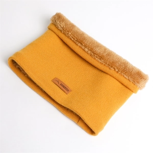 Détail du cache-col en tricot avec texture jaune gingembre et doublure polaire