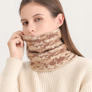 Tour de cou en tricot d'hiver avec motif camouflage marron et beige chaud