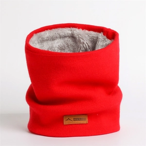 Détail du tour de cou en tricot rouge avec doublure polaire grise et patch en cuir