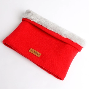 Détail du cache-col en tricot rouge avec doublure en fausse fourrure blanche