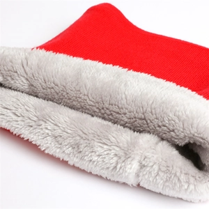 Gros plan sur le tour de cou en tricot rouge avec doublure en polaire blanche