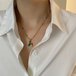 Collana con ciondolo cane palloncino colorato e catena dorata indossata da una modella