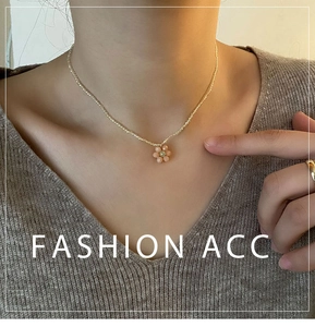 Gros plan d'un collier ras du cou en perles avec pendentif fleur de pêcher sur un mannequin