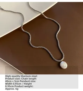 Macro-opname van de titanium ketting en parelmoeren hanger op een lederen achtergrond