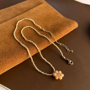 Exquis collier de perles fait main avec pendentif fleur coloré et chaîne en or ajustable