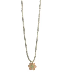 Collier élégant en perles avec fleur rose pastel et centre vert sur fond blanc éclatant