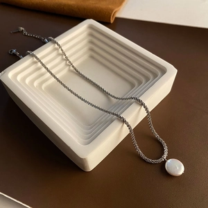Prachtige sprankelende Italiaanse ketting met barokke knoopparel hanger voor dames