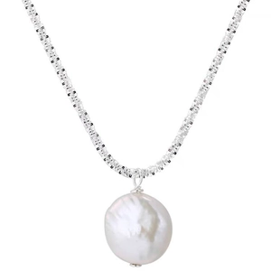 Elegante zilveren ketting met een grote platte barokke muntparel aan een fijne gedraaide ketting