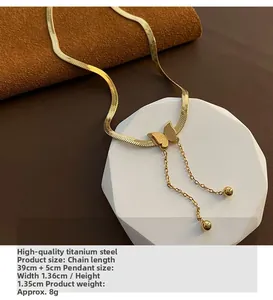 Vue détaillée du collier papillon en or 18 carats avec chaîne serpent et dimensions
