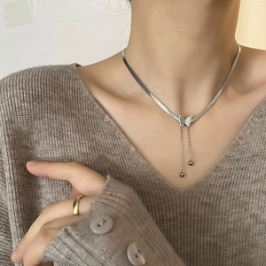 Collier papillon élégant plaqué or 18K avec pampilles et chaîne serpent sur mannequin