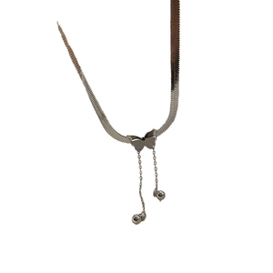 Élégant collier papillon argenté avec chaîne serpent plate et glands à boules