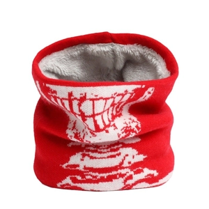Scaldacollo in maglia rossa con teschio e fodera in pile calda per l'inverno