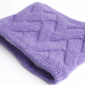 Gros plan détaillé du tour de cou en tricot violet avec doublure en polaire blanche