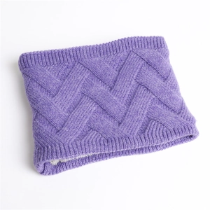Détail d'un tour de cou en tricot violet avec doublure en polaire blanche et bords côtelés