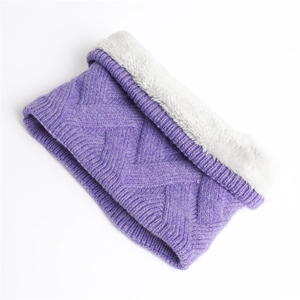 Détail d'un tour de cou en tricot violet avec doublure douce en polaire blanche