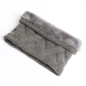 Détail d'un tour de cou en tricot gris avec doublure polaire épaisse et motif losanges