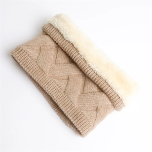Détail du cache-col en tricot camel avec doublure épaisse en laine d'agneau synthétique